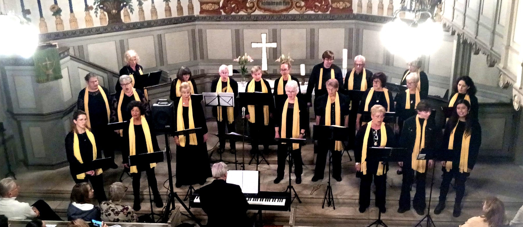 Ein Auftritt des MGS in 2025 mit Chorloeiter Dr. Dietrich Stern im Vordergrund am E-Piano.
